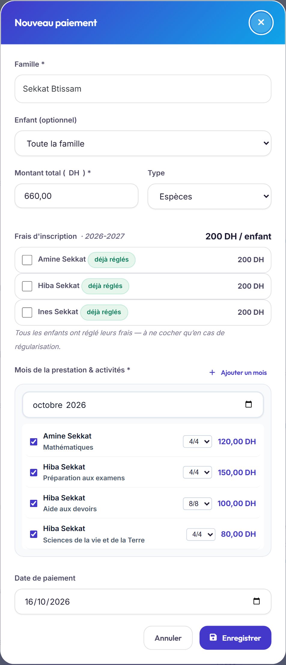 Un encaissement — On choisit la famille : l'outil sait déjà ce qu'elle doit ce mois-ci, activité par activité et enfant par enfant, frais d'inscription compris. Le reçu part en PDF au nom de l'enfant.